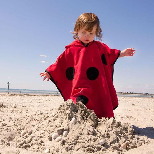 poncho ręcznik biedronka na plażę dla dziecka z filtrem upf