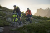 Męska kurtka przeciwdeszczowa rowerowa Men's Kuro Rain Jacket glowing red VAUDE