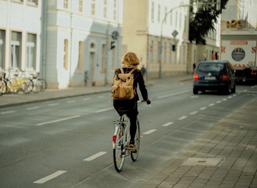 Jeżeli jest ścieżka rowerowa, czy można jechać ulicą?
