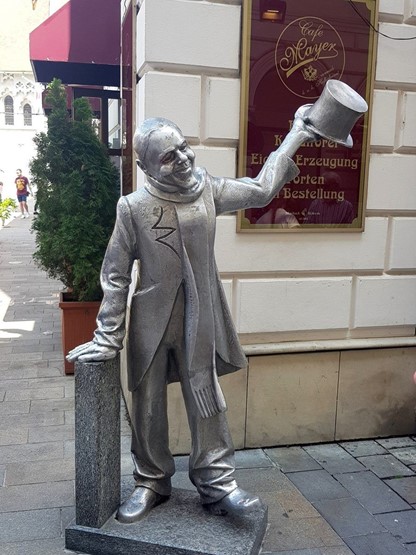 pomnik pięknego ignacego przed kawiarnią w bratysławie