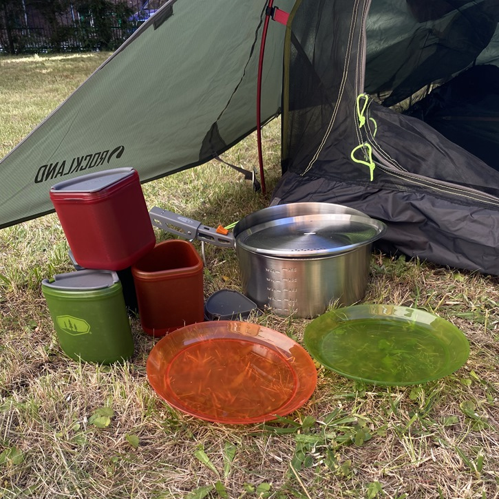 Recenzja turystycznego zestawu naczyń dla 4 osób - Glacier Stainless Camper marki GSI Outdoors